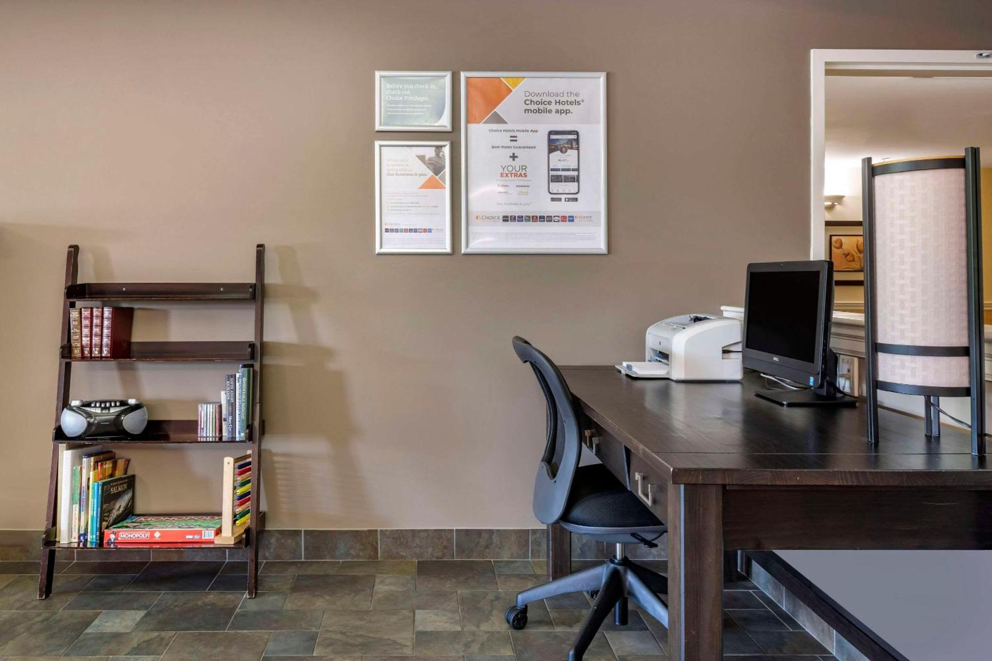 Quality Inn & Suites Quispamsis Rothesay Екстериор снимка